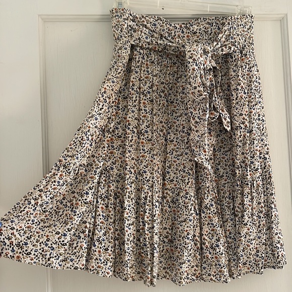 NWT Tie-Waist Tiered Mini Skirt in Fieldwalk Floral Antique Cream | Size L - Picture 6 of 8
